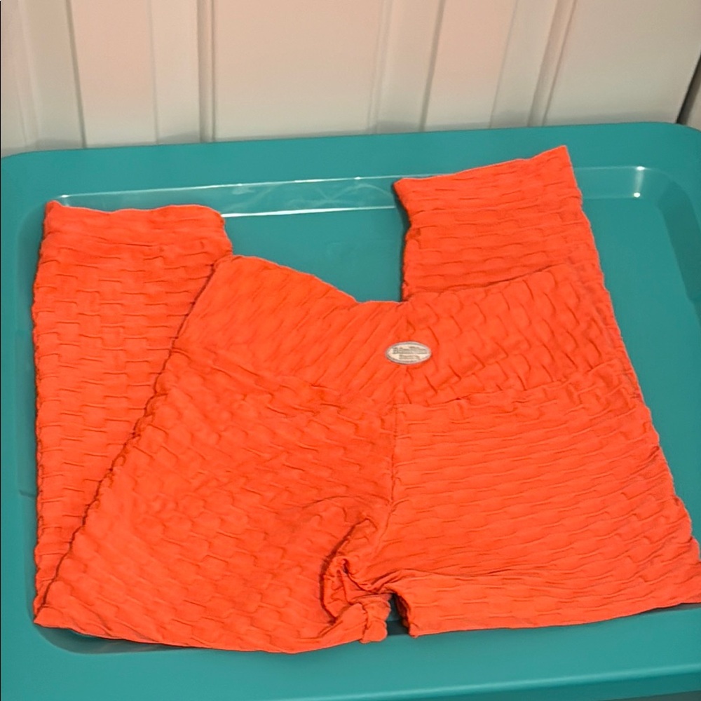 Scrunch butt capris
